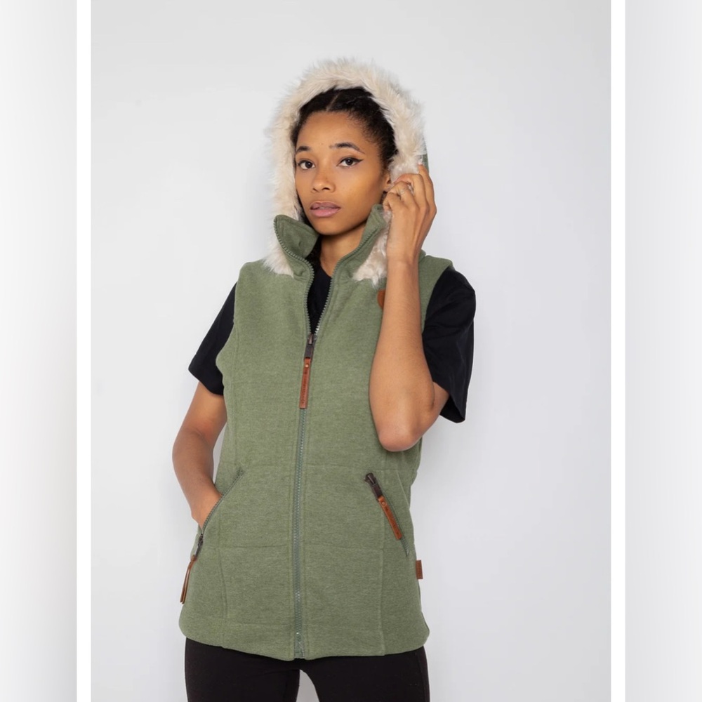 NEW Wanakome Arduin Quilted Vest in Chive Green